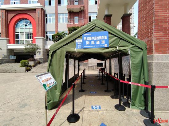 学校里的热成像体温检测系统测温通道