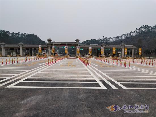 隆汉高速乐山港收费站9日0时开通运行