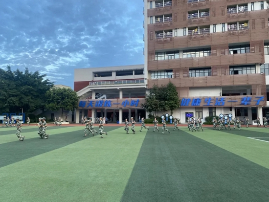 敬重生命从新生抓起成都高新实验中学2021级初高中新生疏散逃生演练