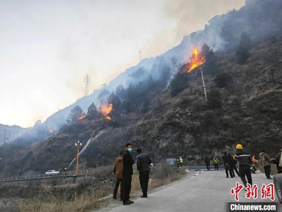 Straight hit the scene of the Yajiang Forest Fire in Sichuan The fire spreads the rescue forces in the wind and rescued all night