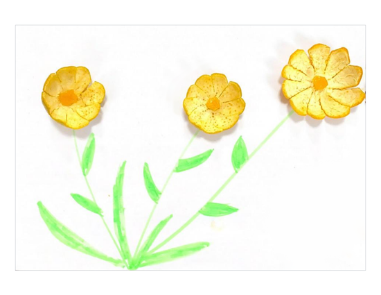 享受丰收的乐趣,我们开展了树叶粘贴画拓展活动,"四季果园"用橘子做