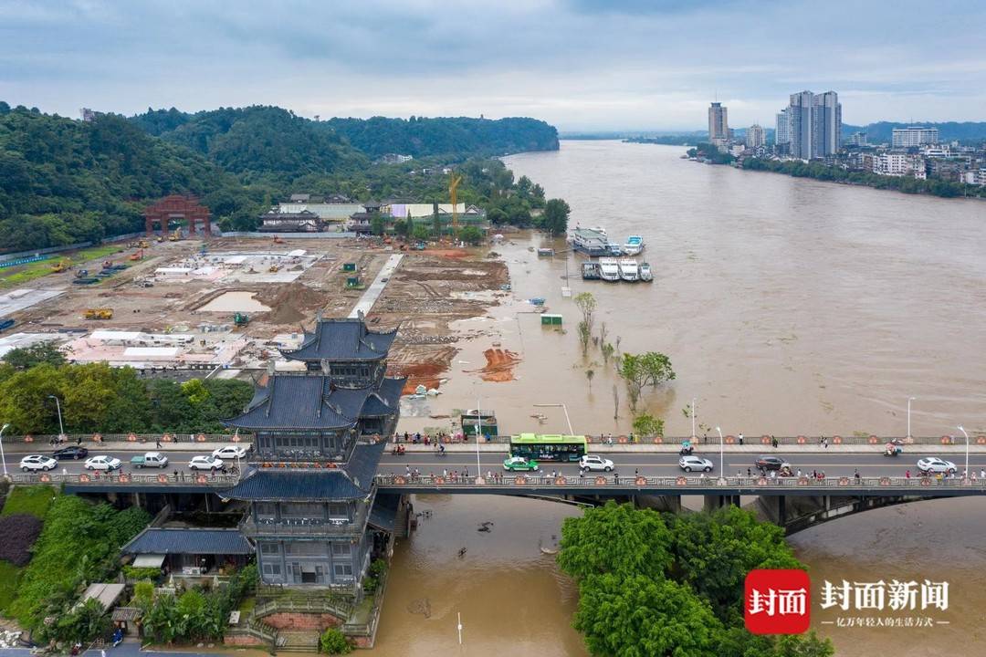 强降雨和上游洪峰叠加影响乐山大佛佛脚平台被淹20厘米