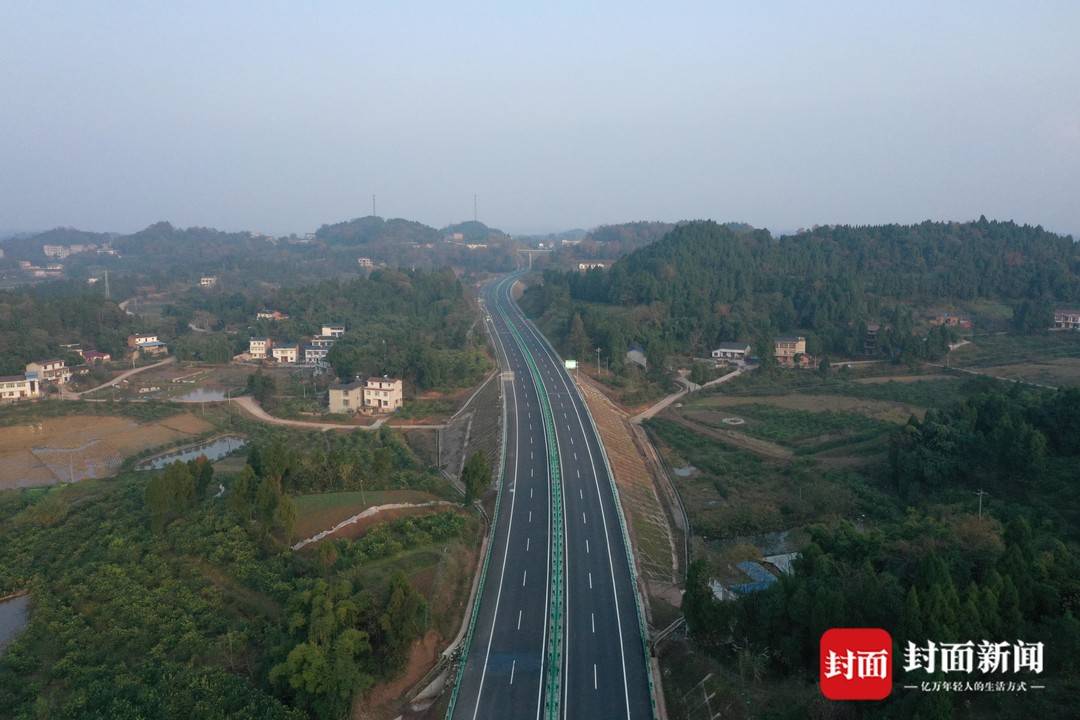 四川安岳龙台镇当地居民程孟飞,特意到即将通车的成资渝高速公路看了