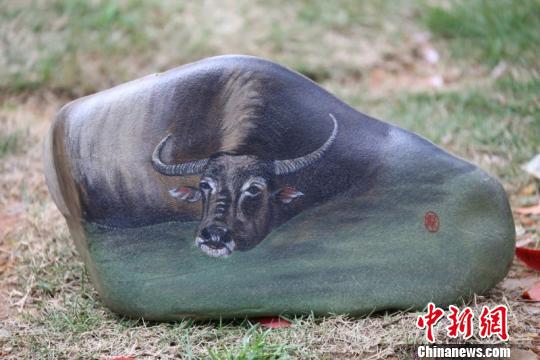 浙江安吉女画师热衷石头彩绘小石头变精美艺术品