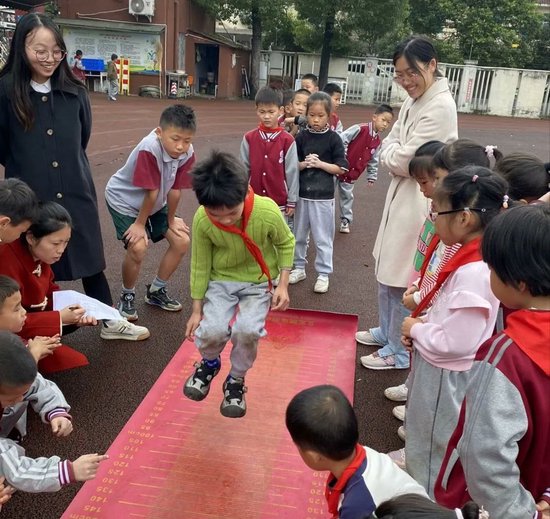 成都市郫都区团结红星小学田径运动会"活"力全开 激情飞扬