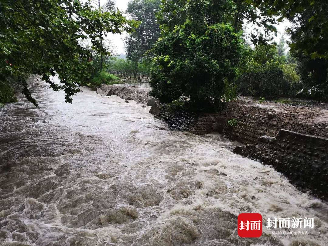 成都温江区杨柳河护岸水毁险情12小时奋力抢险