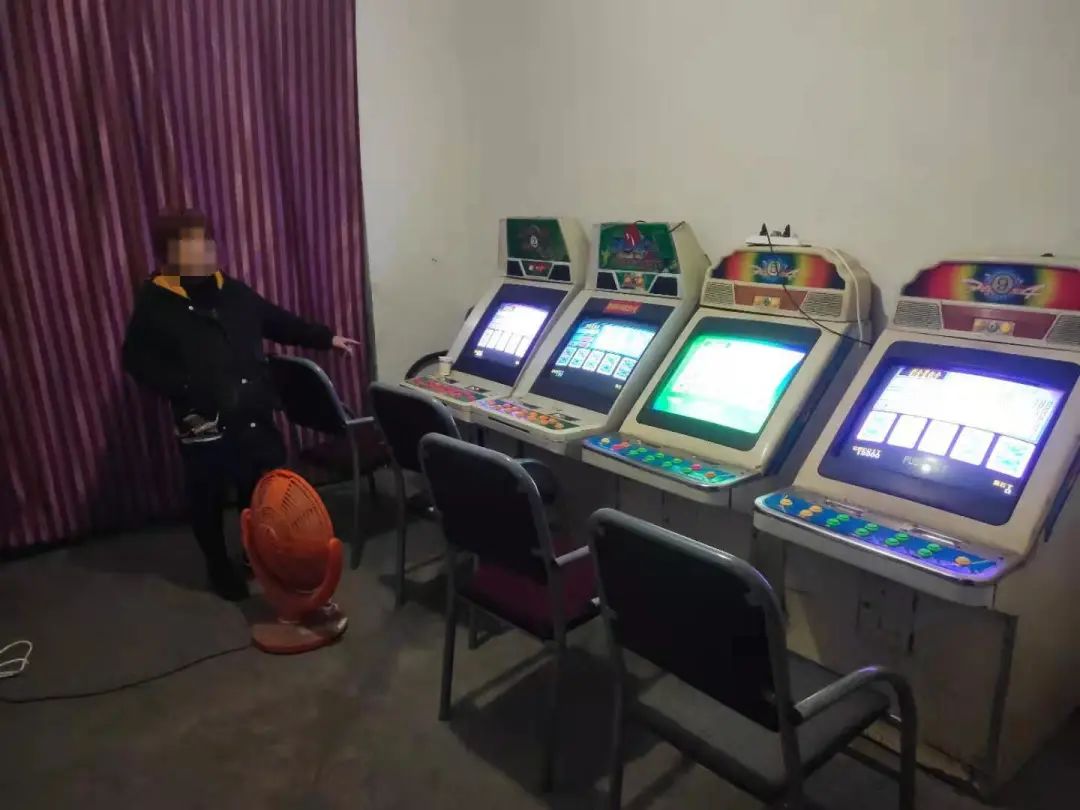 乐山民房暗藏赌博机警方突击一举抓获7人