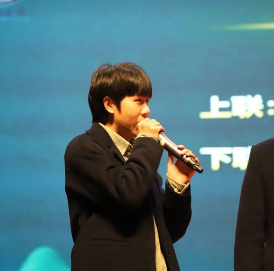 新津成外开学典礼龙腾滚烫星辰跃创飞驰人生