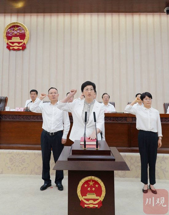 四川省人大常委会会议举行宪法宣誓仪式 副省长,代理省长施小琳领誓