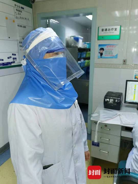 急诊科用塑料文件袋制作防护面屏,加强一线医务人员自我防护.