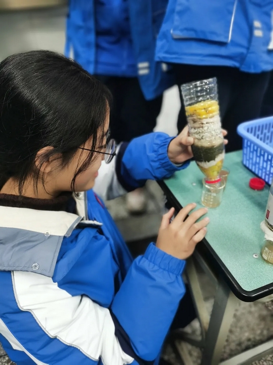 龙泉中学陶班学科活动自制净水器领略化学风采