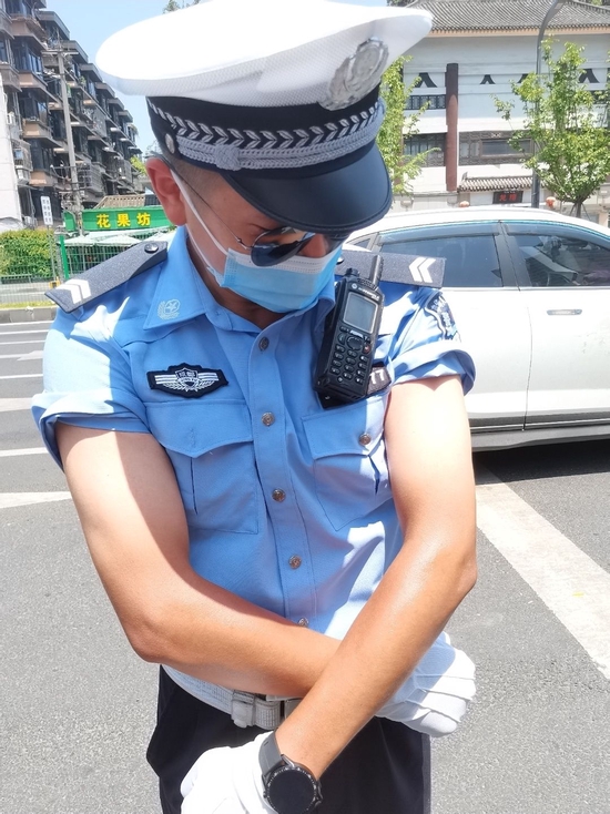 高温下的烤验成都交警不服暑