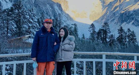 罗秋霞(右)与丈夫蒋川在海螺沟景区. 向琦 摄