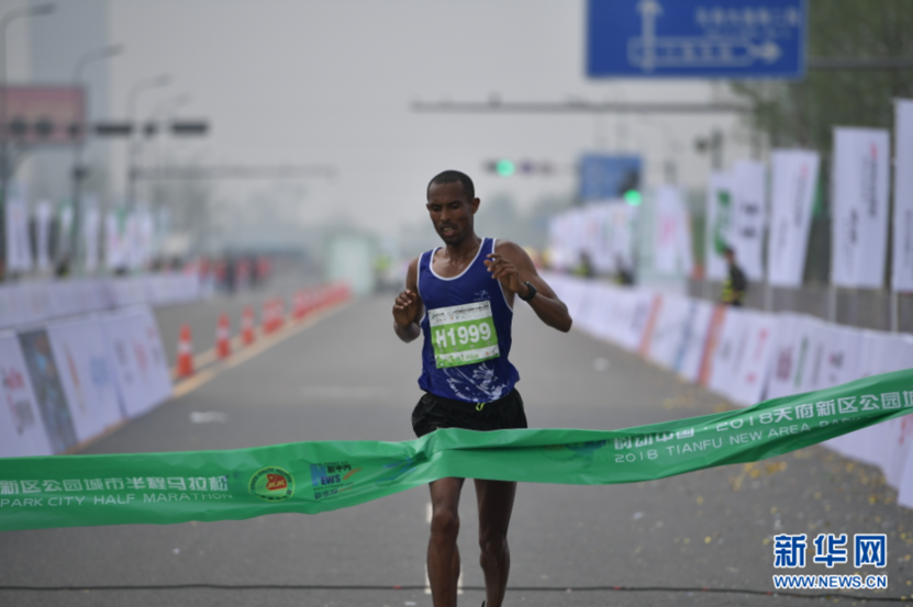 天府半马全国首个公园城市马拉松在天府新区鸣枪开赛中国选手获男子