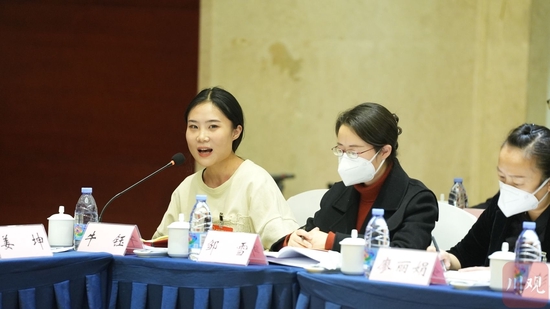 省人大代表钢腿女孩牛钰将把会议精神通过自媒体传递给更多的青年