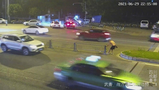 因嫌隔离护栏挡路就拆了 成都交警曝光三起破坏交通安全设施案例 - Vimarsana News