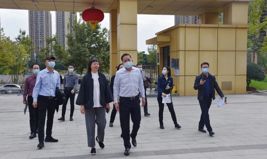 龙泉驿区委副书记区长周健率队考察天鹅湖小学