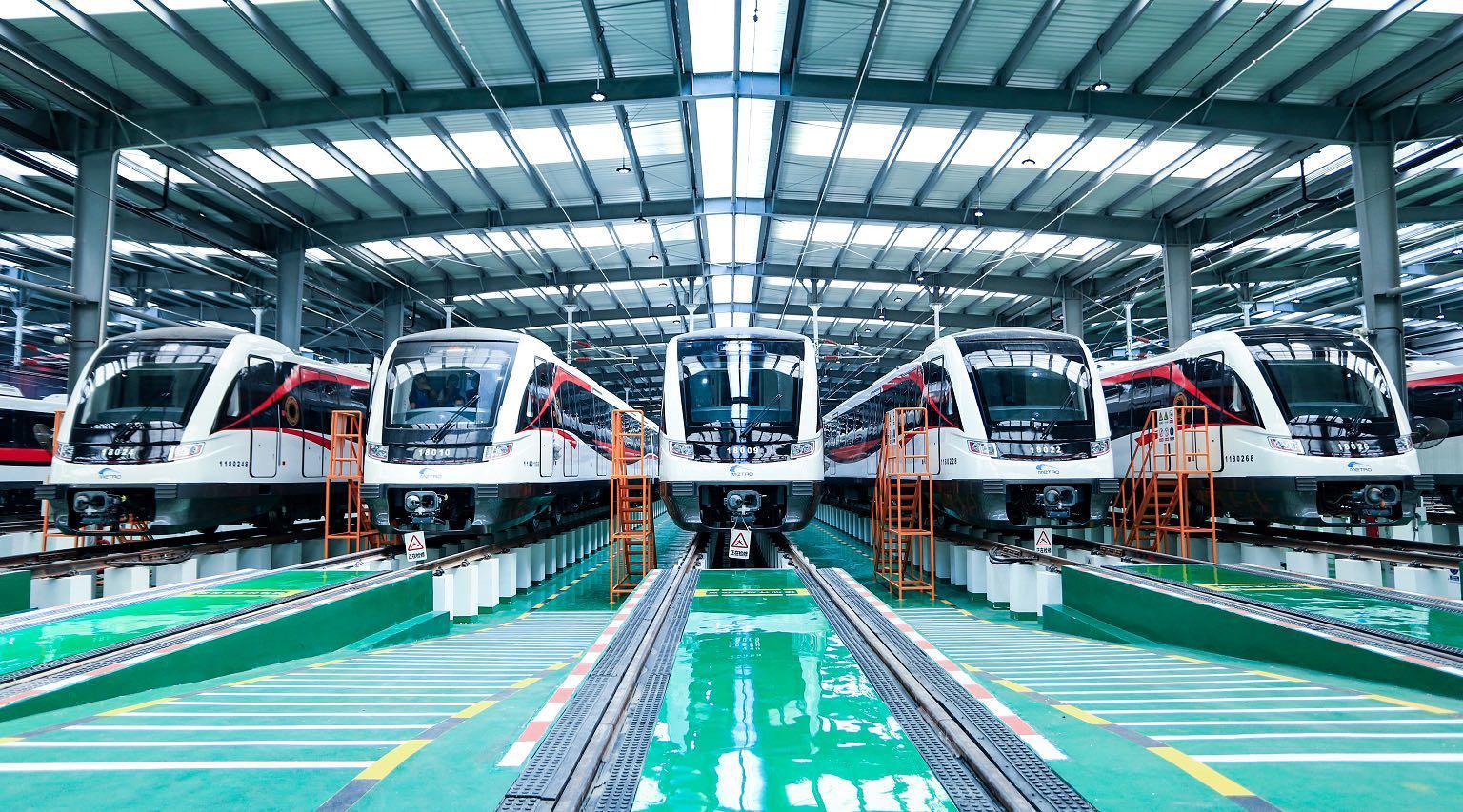 巴中三中举行重阳节退休教师座谈会