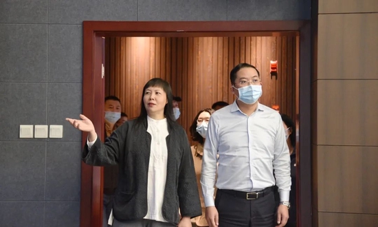 龙泉驿区委副书记区长周健率队考察天鹅湖小学