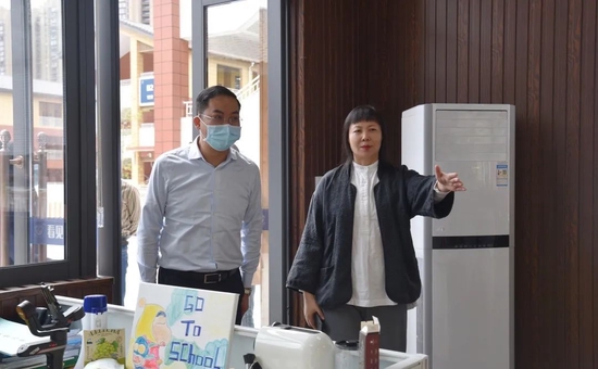 龙泉驿区委副书记区长周健率队考察天鹅湖小学