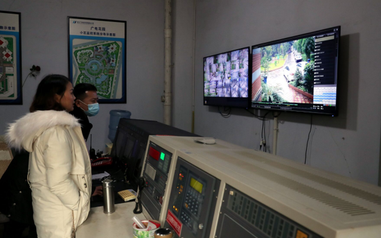 工作人员正在调取监控录像