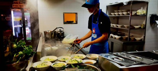 图为面店厨师正在加工制作大竹肉丁面