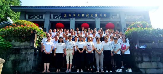 万源保卫战战史陈列馆前全体党员合影