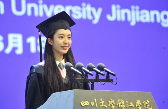 商学院会计学专业李奕譞同学代表2022届毕业生发言 陈明德 摄