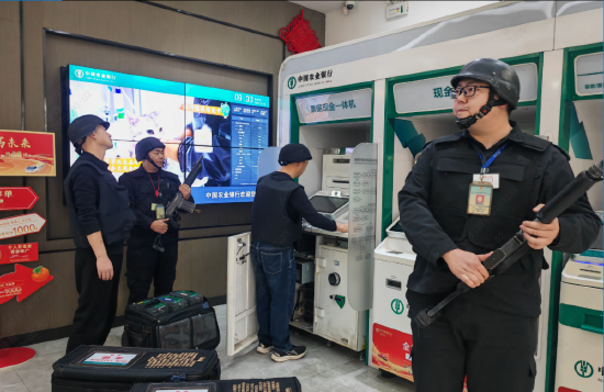 图为农业银行达州分行现金中心工作人员正在为一网点自主银行机具补充现金