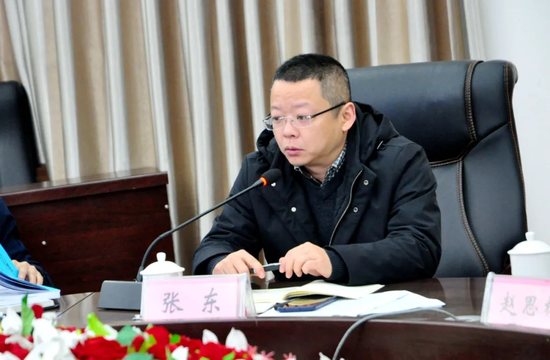 张东校长作表态发言用科研的目光看教育,以科研带动学校发展.