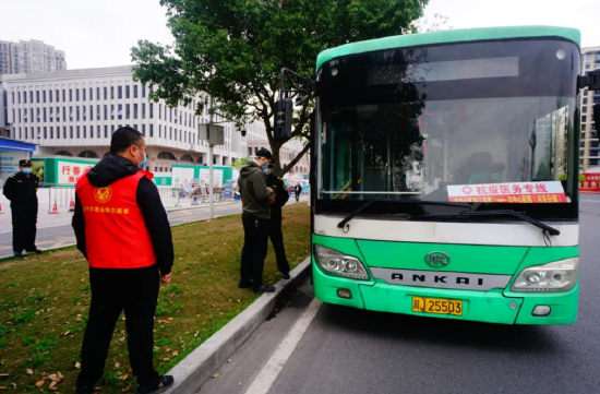 医务工作者经双码及核酸情况查验,乘坐抗疫医务专线公交