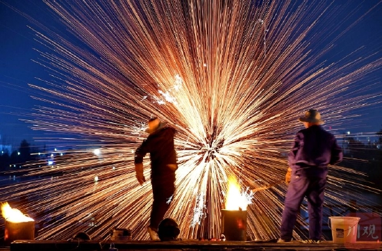 成都双流：“铁水流星”下舞动“火龙”欢乐度元宵