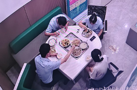 图为客户李女士与农行员工共进午餐