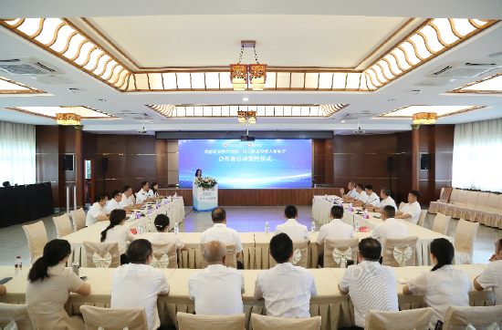 成都职业技术学院院长赵艳艳主持签约仪式