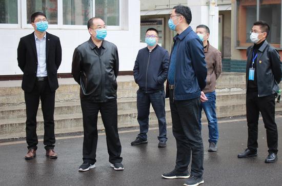 检查中,市教育体育局局长何朝阳强调,学校要对疫情防控,师生心理健康