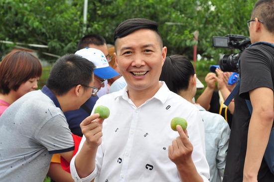 "在著名巴蜀笑星高木木和成都电视台《红绿灯》主持人甘芹的带领下,36