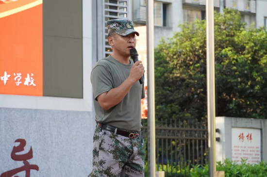 军训总教官李俊发言