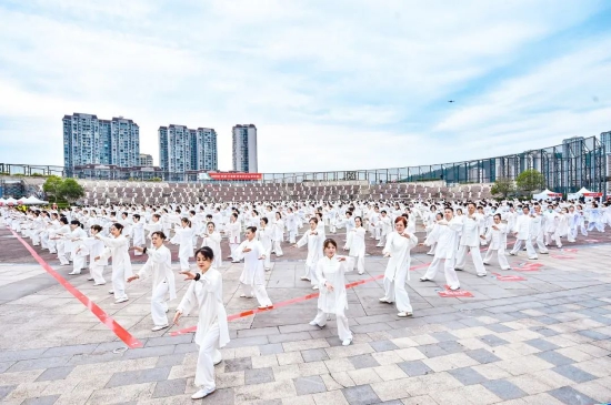 “首届川渝毗邻地区群众体育荟”开幕式上，800人共打太极拳。