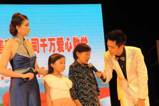 柏研秀（右三）和邓国玉婆婆（右二）曾接受电视台现场采访。受访者 供图