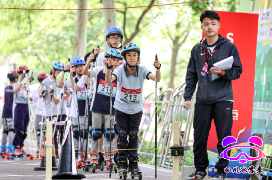 四川省全民健身冰雪季大众越野滑轮比赛成都站开赛