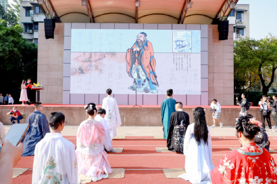 学生穿着传统汉服入场,跪坐,校长胡铃冬祝词,学校领导和老师为少年们