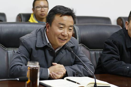 丁青县委副书记,县长罗广前做总结