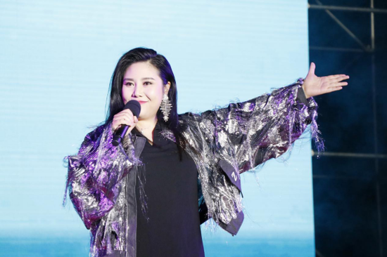 四川文化传媒职业学院优秀学子纪敏佳回家开唱 学弟学妹们疯狂打call