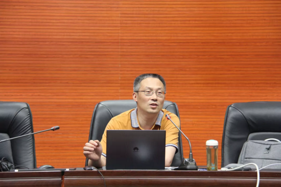 两位成都市未来教育家到经实中讲座——在教育科研中不断成长