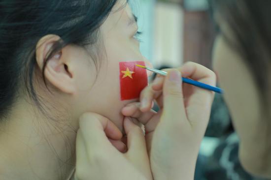 为庆祝祖国70华诞 交通运输服务学院把国旗画在脸上!
