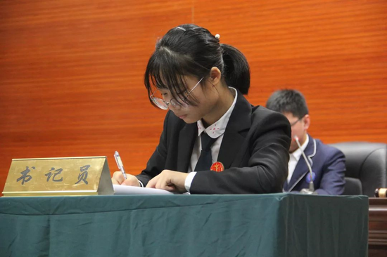 模拟法庭成员认真模拟了法庭调查,法庭辩论,被告人陈述,评议,宣判