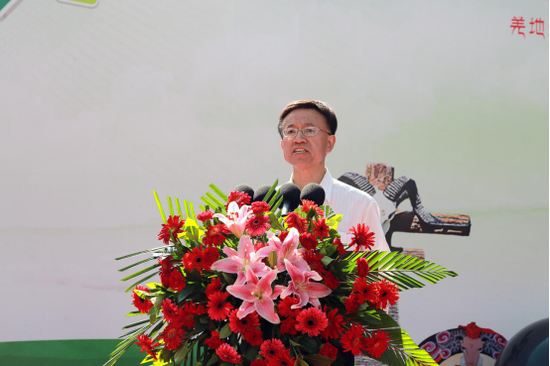 杨健常务副县长在启动仪式上强调,举办茂县"李"直播采摘节活动不仅