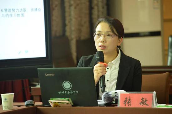 达州中学教务处主任张敏作交流发言