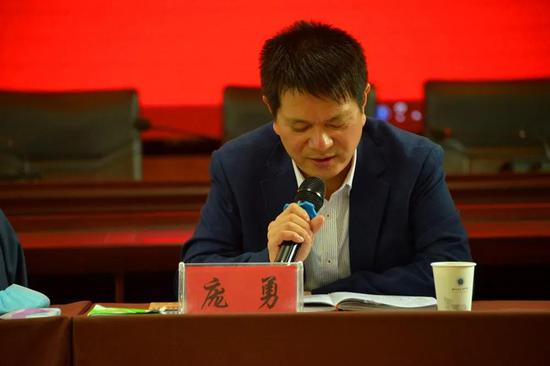 达州中学副校长庞勇主持会议