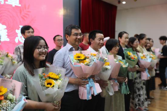 恰逢盛世再出发 三原学子绽芳华 三原外国语学校举行高2018级毕业典礼